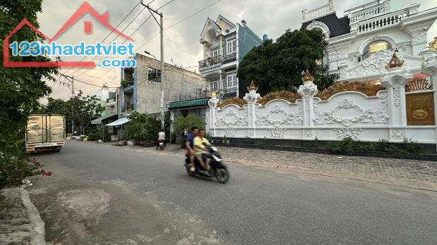 Địa chỉ: đường Phạm Văn Sáng, Bà Điểm, Hocmon.   Diện tích: 15x20. công nhận đủ 300m2 thổ - 1