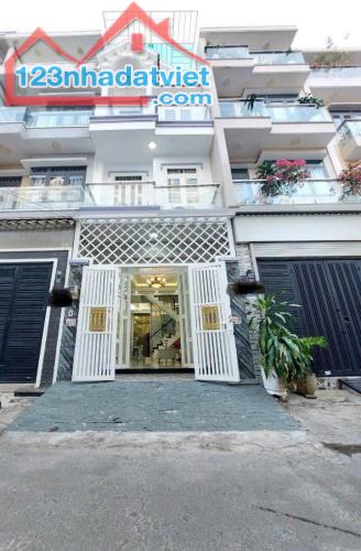 Đi nước ngoài định cư bán gấp nhà ở đường Bắc Hải, phường 15, quận 10, giá 3 tỷ 050 triệu