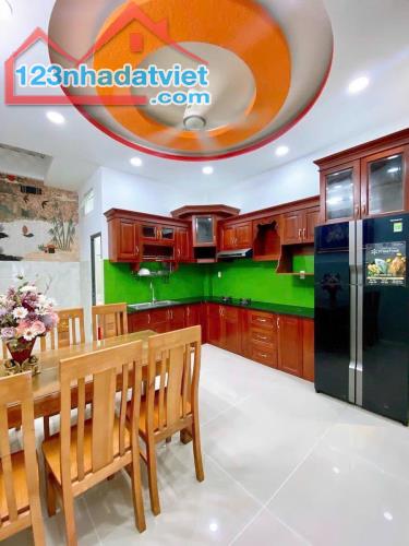 Đi nước ngoài định cư bán gấp nhà ở đường Nguyễn Đình Chiểu, phường 5, quận 3, giá 3 tỷ - 2