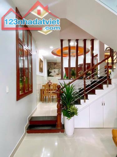 Đi nước ngoài định cư bán gấp nhà ở đường Nguyễn Đình Chiểu, phường 5, quận 3, giá 3 tỷ - 3