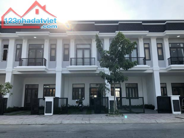 Nhà phố 2 tầng DA The Sol City, giá 2 tỷ850 triệu , sau chợ Hưng Long, Bình Chánh