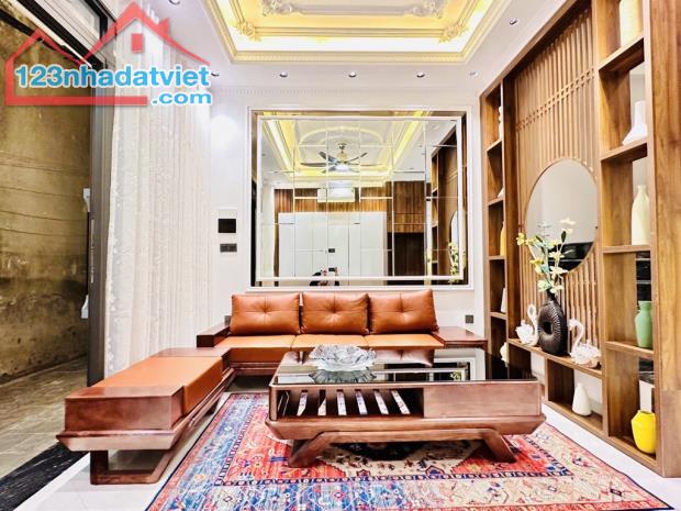 BÁN NHA MỚI. 5 TẦNG . 32 MÉT. TẶNG ĐẦY ĐỦ  NỘI THẤT. QUẬN CẦU GIẤY