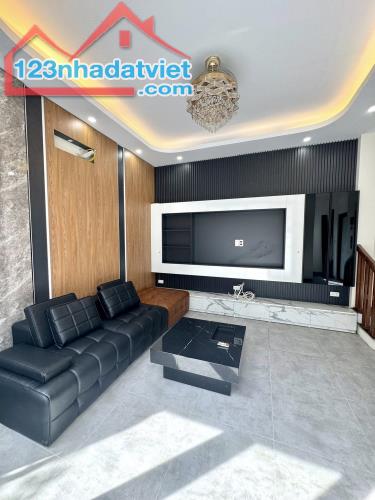 BÁN NHÀ NGUYỄN VĂN CỪ, LONG BIÊN, THANG MÁY, FULL NỘI THẤT, 20M RA Ô TÔ TRÁNH, 6 TẦNG.