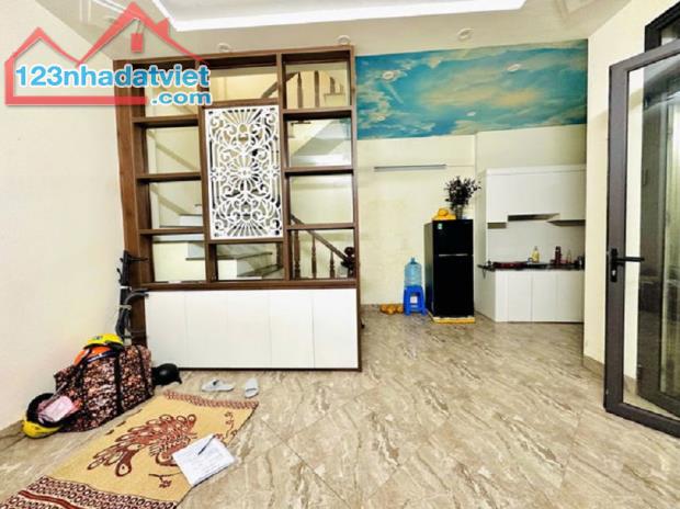Bán nhà phố Nam Dư - Lĩnh Nam. DT 30m x 5 tầng. Ngõ rộng, ô tô đỗ cổng, sân riêng để xe - 1