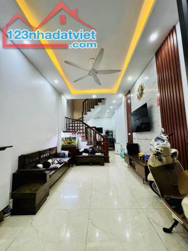 Bán gấp nhà Lô góc- Dịch Vọng - Cầu Giấy 40m2 – 4 Tầng – Giá chỉ 8 tỷ