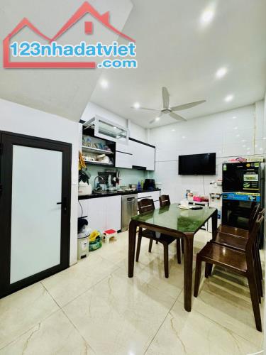 Bán gấp nhà Lô góc- Dịch Vọng - Cầu Giấy 40m2 – 4 Tầng – Giá chỉ 8 tỷ - 2