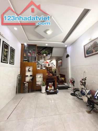 Cần bán gấp căn nhà 5 tầng đường Nguyễn Hồng Đào, Tân Bình