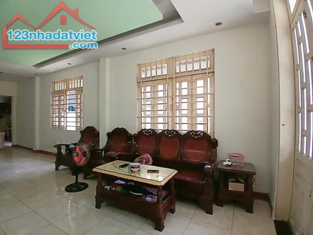 Bán nhà 2 Tầng MẶT TIỀN kinh doanh 139m2, gần chợ Dĩ An