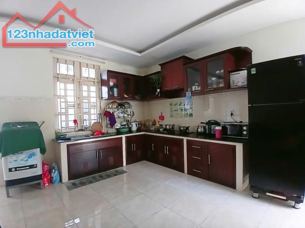 Bán nhà 2 Tầng MẶT TIỀN kinh doanh 139m2, gần chợ Dĩ An - 2