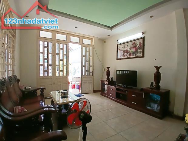 Bán nhà 2 Tầng MẶT TIỀN kinh doanh 139m2, gần chợ Dĩ An - 3