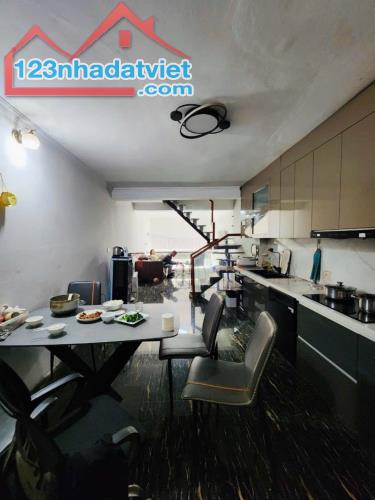 Bán nhà mặt phố quận Thanh Xuân, 50m2, 5 tầng, giá 15.5 tỷ.