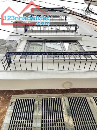 Bán nhà 5 tầng 3 ngủ cực đẹp ngõ 565 Bát Khối gần ô tô