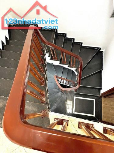 Bán nhà 5 tầng 3 ngủ cực đẹp ngõ 565 Bát Khối gần ô tô - 4