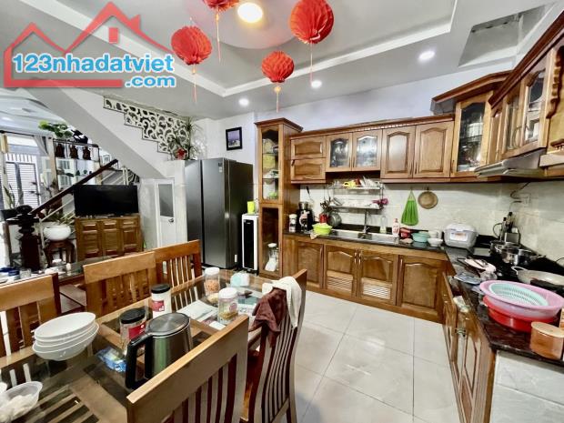 GẤP BÁN, CHỈ 6.x TỶ, 4Tầng, 46m2, HXH,Tặng nội thất, Lạc Long Quân P.8 Tân Bình.