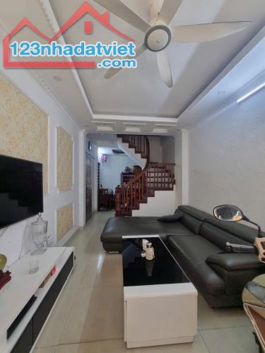 BÁN NHÀ LÔ GÓC PHỐ VŨ TÔNG PHAN, Ô TÔ VÀO NHÀ, ĐẦY ĐỦ NỘI THẤT, 37M2, 4 TẦNG, GIÁ 11 TỶ.