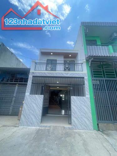 Bán nhà nguyên căn Hóc Môn 2 phòng ngủ có sổ hồng