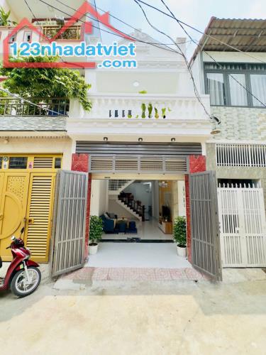 Nhà mới cực đẹp 1 trệt 1 lầu 4mx14m ô tô đỗ cửa full nội thất lâm thị hố TCH - 1