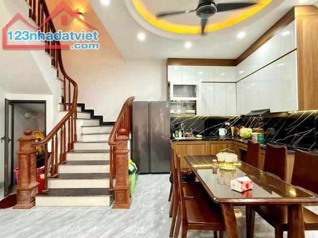 Chính chủ cần bán gấp nhà Hoàng Văn Thái 50m giá 13 tỷ khu phân lô quân đội , ô tô tránh
