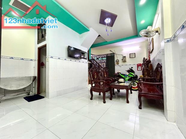 BÁN NHÀ HXH Đồng Đen, Tân Bình 2 tầng 60m2 (5x12). Nhà đẹp ở ngay. Giá chỉ 7,5 tỷ.