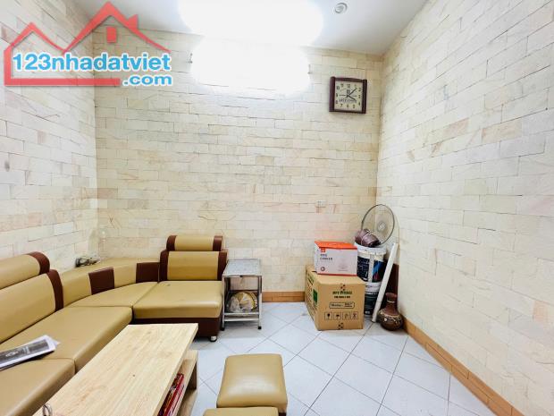 Bán nhà riêng ngõ đường Đại Cồ Việt, Hai Bà Trưng 20m x 3T giá 3.96 tỷ, đầy đủ nội thất