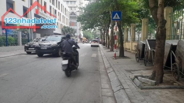 Bán Nhà Mặt Phố Quận Cầu Giấy 80m4T MT6,5m 2 Vỉa Hè 37 Tỷ Nghĩa Đô.
