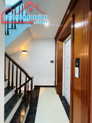 CỰC HIẾM- Bán nhà phố Vũ Tông Phan- Lô góc - Ô tô- Thang máy- Nhà mới ở ngay- 50m2 - 4