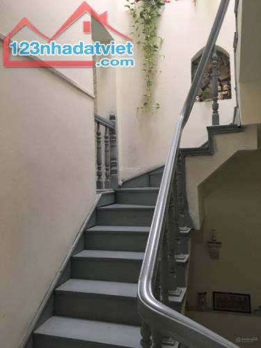 Cho thuê nhà riêng trong ngõ Cầu Giấy, 4 tầng, 3 ngủ, cách mặt đường ô tô 30m. Giá thuê - 4