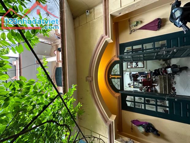 Nhà dân xây bề thế ngõ 23 Bồ Đề, gần sát hồ điều hoà