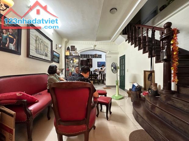 Nhà dân xây bề thế ngõ 23 Bồ Đề, gần sát hồ điều hoà - 1