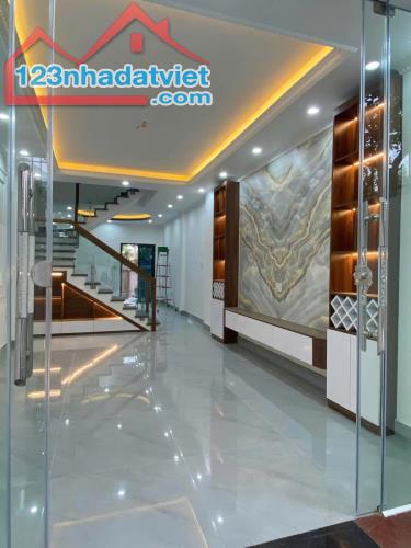 NHÀ 3 TÂNG - XÂY ĐỘC LẬP - CÓ SÂN CỔNG - ĐƯỜNG 5M Ô TÔ ĐỖ CỬA - ĐỒNG HOÀ - 1