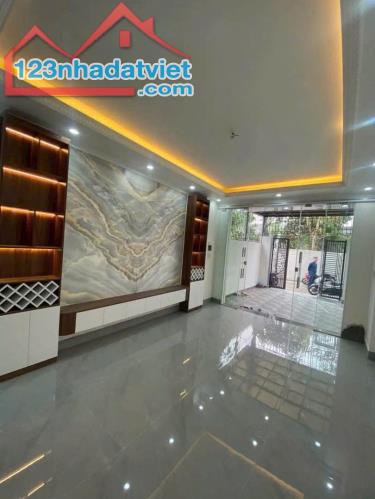 NHÀ 3 TÂNG - XÂY ĐỘC LẬP - CÓ SÂN CỔNG - ĐƯỜNG 5M Ô TÔ ĐỖ CỬA - ĐỒNG HOÀ - 4