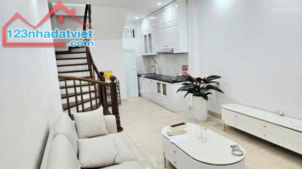 Bán gấp nhà rẻ đẹp ngõ 1194 đường Láng ngõ to gần ô tô 5T 35m MT 3.5m nở hậu full nội thất
