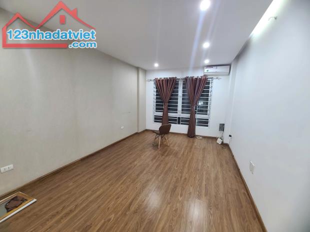 Bán gấp nhà rẻ đẹp ngõ 1194 đường Láng ngõ to gần ô tô 5T 35m MT 3.5m nở hậu full nội thất - 4