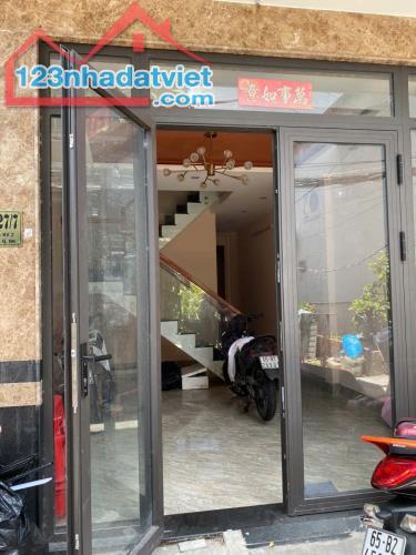 Nhà 6,5 triêụ 3 phòng ngủ gần công An Thành Phố