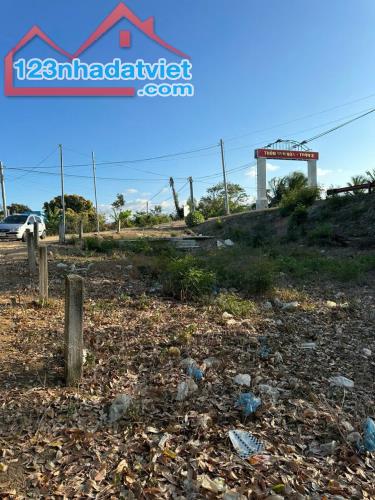 💰 290 TRIỆU – BÁN GẤP 1.776M² ĐẤT NÔNG NGHIỆP – MẶT SÔNG, ĐƯỜNG Ô TÔ ĐẾN ĐẤT 💰

📍 Vị - 2