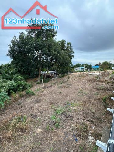 💰 290 TRIỆU – BÁN GẤP 1.776M² ĐẤT NÔNG NGHIỆP – MẶT SÔNG, ĐƯỜNG Ô TÔ ĐẾN ĐẤT 💰

📍 Vị - 4