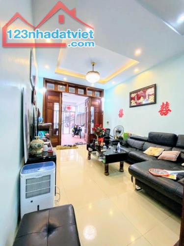 BÁN SIÊU MẪU NGỌC THỤY DT70m- 4 Tầng-MT3.93m- Giá Chào 15.279 tỷ