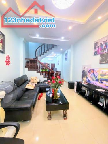 BÁN SIÊU MẪU NGỌC THỤY DT70m- 4 Tầng-MT3.93m- Giá Chào 15.279 tỷ - 1