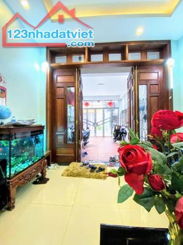 BÁN SIÊU MẪU NGỌC THỤY DT70m- 4 Tầng-MT3.93m- Giá Chào 15.279 tỷ - 2