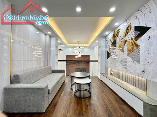 NHÀ ĐẸP KHƯƠNG TRUNG - GẦN ĐẦM HỒNG DT 30m2 5 tầng MT 3.5m Giá 6.65 tỷ
