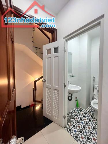 Nhà Mới 2Tầng Cách mặt Tiền 15M Hẻm Thẳng Xe Hơi ngủ nhà Sổ Vuông m250 Gía 8,5 Tỷ Thương - 3