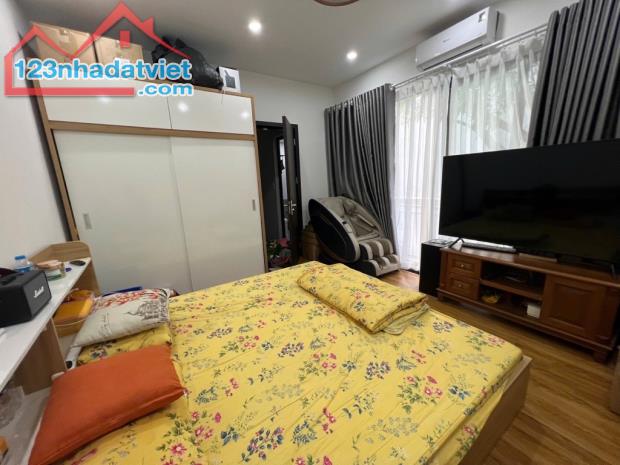 Nhà Đàm Quang Trung, chân cầu Vĩnh Tuy, 45m 5T - 10M Ô TÔ TRÁNH - CỔNG RIÊNG - OTO ĐỖ - 2
