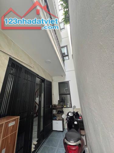 Nhà Đàm Quang Trung, chân cầu Vĩnh Tuy, 45m 5T - 10M Ô TÔ TRÁNH - CỔNG RIÊNG - OTO ĐỖ - 4