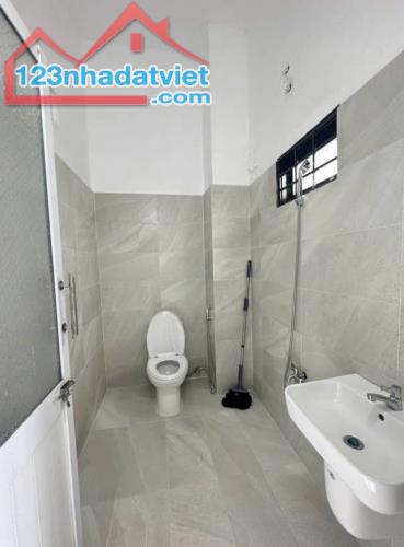Nhà 2 tầng mặt tiền đường Ngô Thì Hương. DT:100m , ngang 5m . Giá : 6tỷ090 thương lượng - 1
