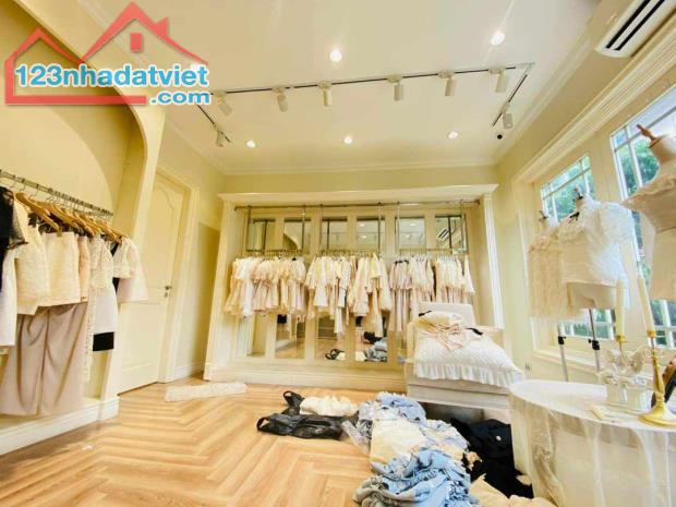 [Mặt Phố] Bán nhà MP Trần Khát Chân, 45m2X5T,Giá 18.5 Tỷ, Vỉa hè, KD sầm uất