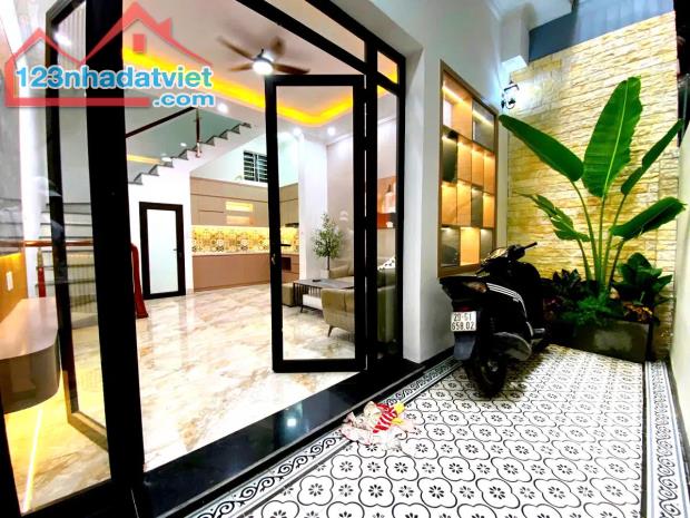 SIÊU PHẨM ĐỘI CẤN, BA ĐÌNH 43M2 5T -MT3,3M CHỈ 7.9 TỶ– 3 MẶT THOÁNG – LÔ GÓC