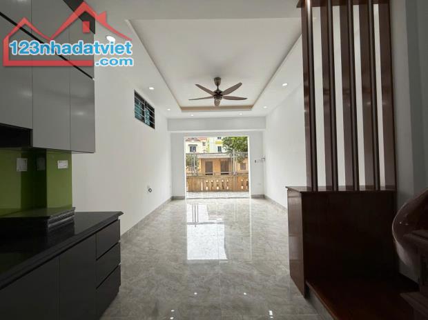 Bán gấp Nhà An Trai, 30.4m, 5 tầng , nội thất xịn, ô tô đỗ cổng, View hồ thoáng mát - 1