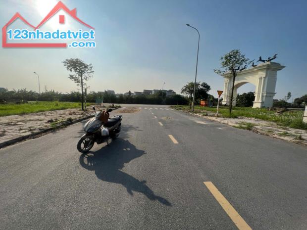 giá 4,1 tỷ. Diện tích rộng 103m2, mặt tiền 5m cực đẹp,  Pháp lý đầy đủ, 
2 mặt thoáng