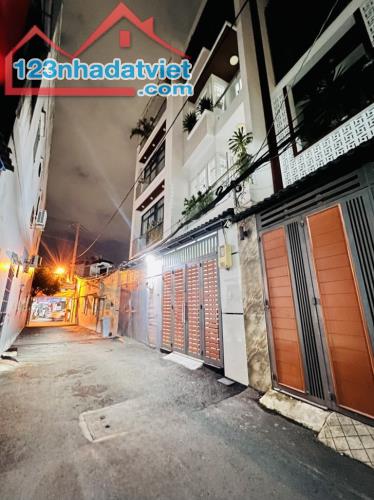 Lô Góc 3 Tầng - Ôtô Ngủ Trong Nhà - Gần 70m² - Chỉ 7 Tỷ Hơn