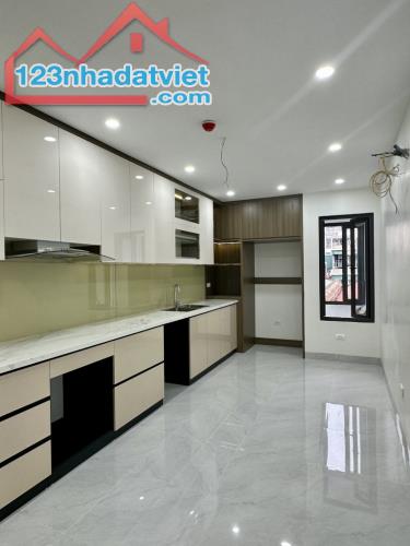 Bán nhà Xuân La, oto 5m, 40m2,MT 4,3m, xây 5 tầng chắc chắn, chỉ 6,3 tỷ